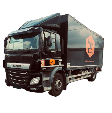 Camion de transport noir avec un logo orange sur le côté.